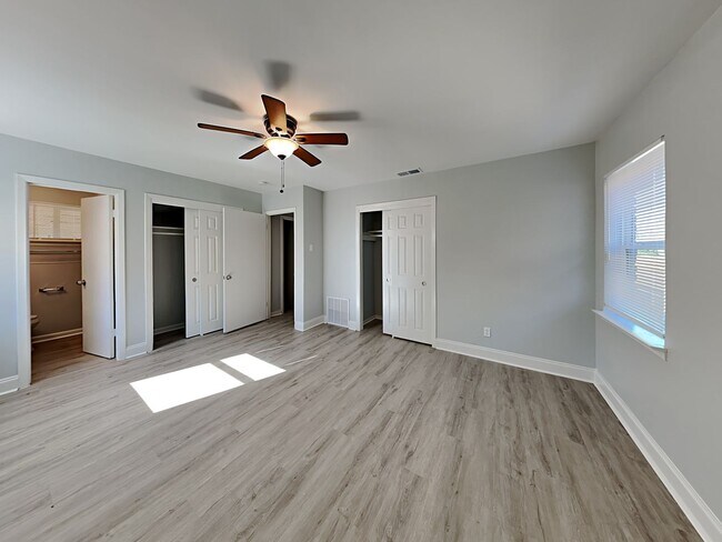 Building Photo - 3BR/2BA Renovated Home in Irving TX | 2-Car Garage, Fenced Yard & Pet-Friendly | Self Tours Avail...