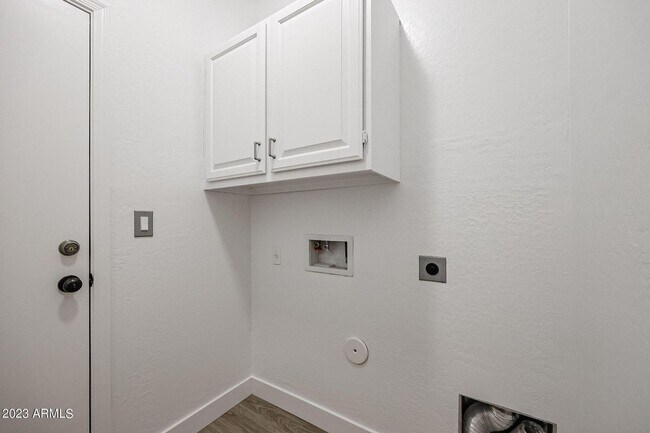 Building Photo - BRAND NEW 5 BEDROOM HOME IN PHOENIX