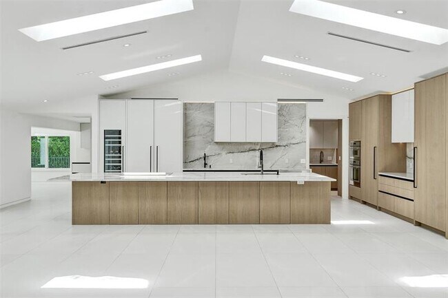 Building Photo - 2800 Banyan Blvd Cir NW