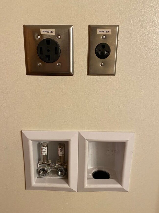 Building Photo - Dawson Apartment