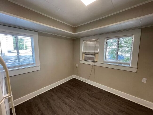 Building Photo - Simply the BEST! Adorable 1 Bedroom/1 Bath...
