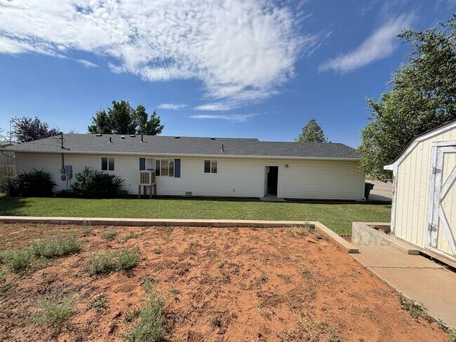 Building Photo - 465 Meadowlark Ln
