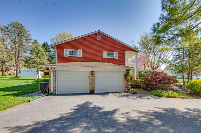 Building Photo - 25 Meadow View Dr