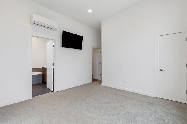 Building Photo - Gorgeous 3 Bd/2.5 Ba Seattle Townhouse