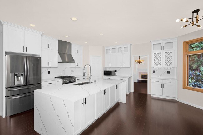 Building Photo - Large 4 Bedroom Home in Marymoor Hill