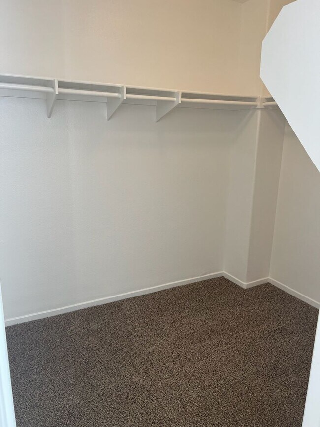 Building Photo - Luxurious 3 bedroom, 2.5 bath townhome, AC...