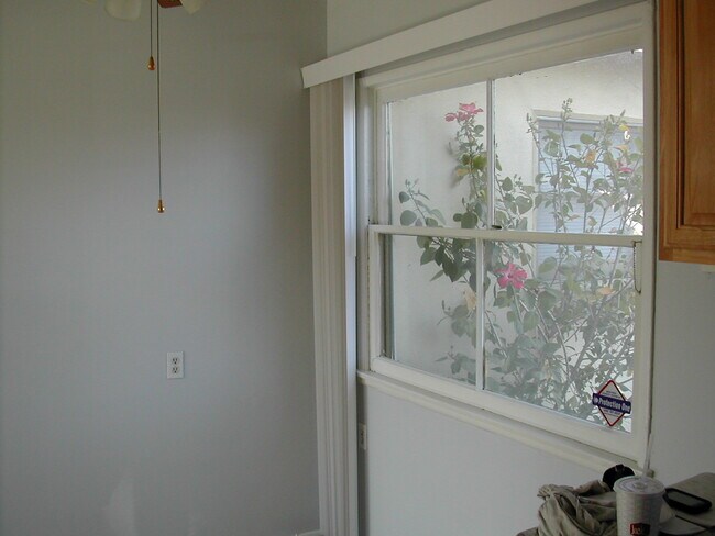 Building Photo - 654 Loranne Ave