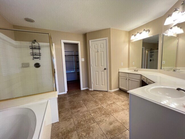 Building Photo - 1802 Hickory Hill Ct