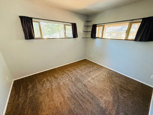 Building Photo - Pet friendly 3 bed 2 bath unit with all utilities included