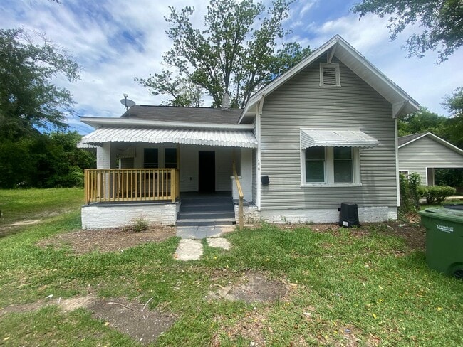 Primary Photo - **AVAILABLE NOW**4 bedroom / 2 bathroom Ho...