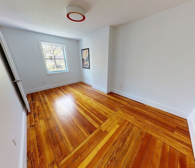 Building Photo - 15 Colbourne Cres