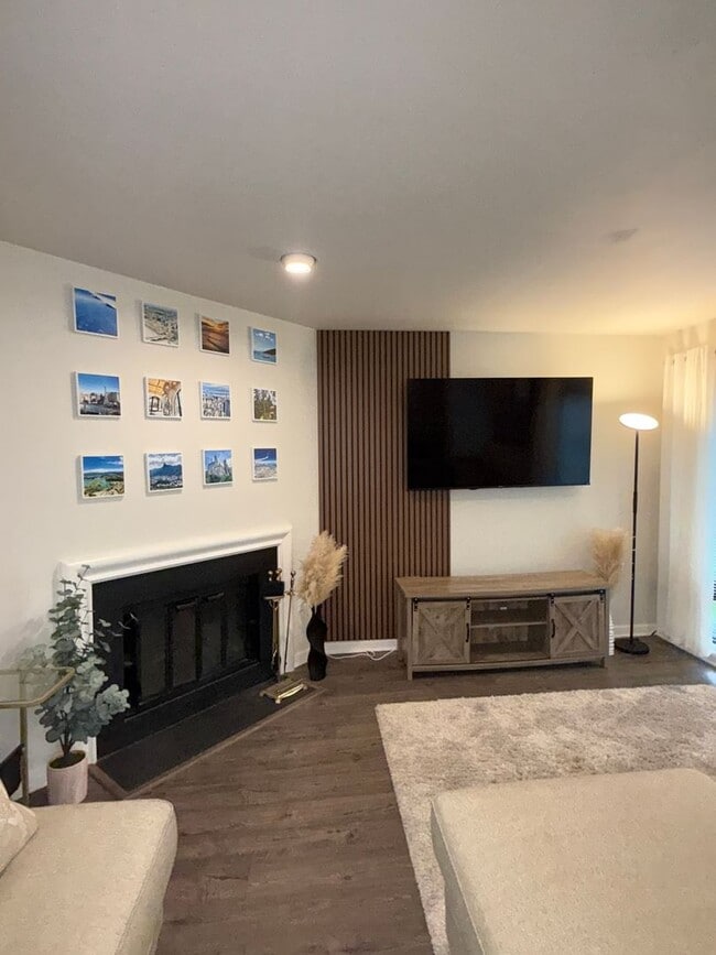 Building Photo - Modern Comfort in Sought-After Gaithersburg