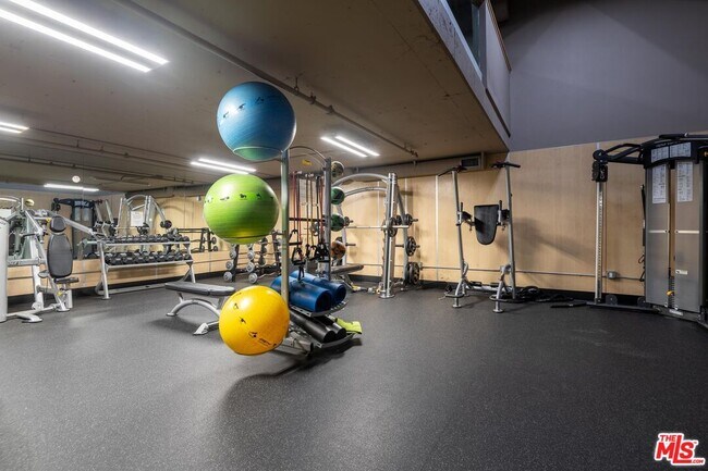 Building Photo - 10982 Roebling Ave