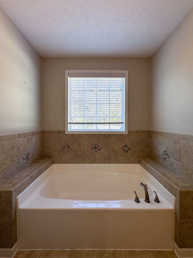 Building Photo - Beautiful 5 Bed 2.5 Bath Home with Main Level Primary Bedroom