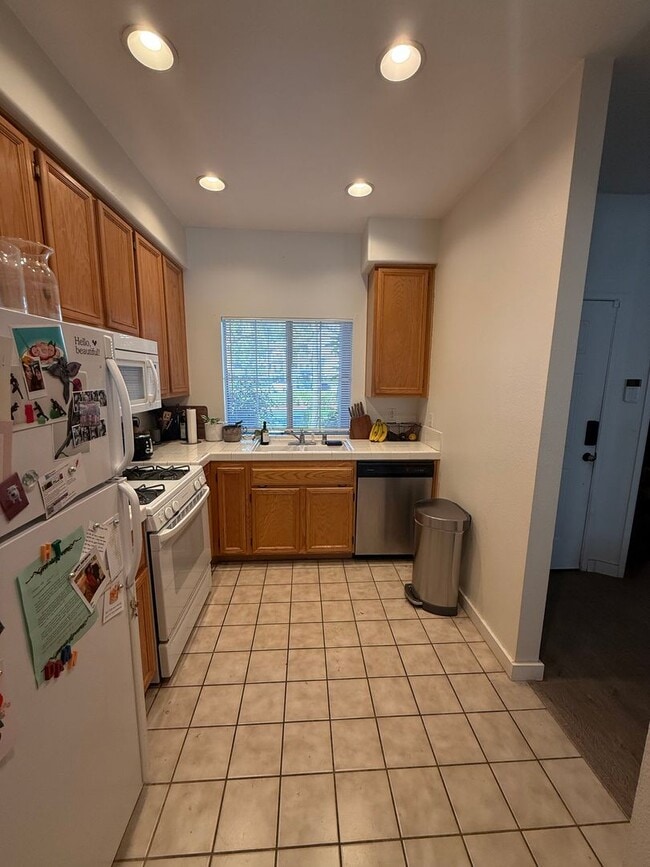 Building Photo - Lower 2 Bedroom w/Garage