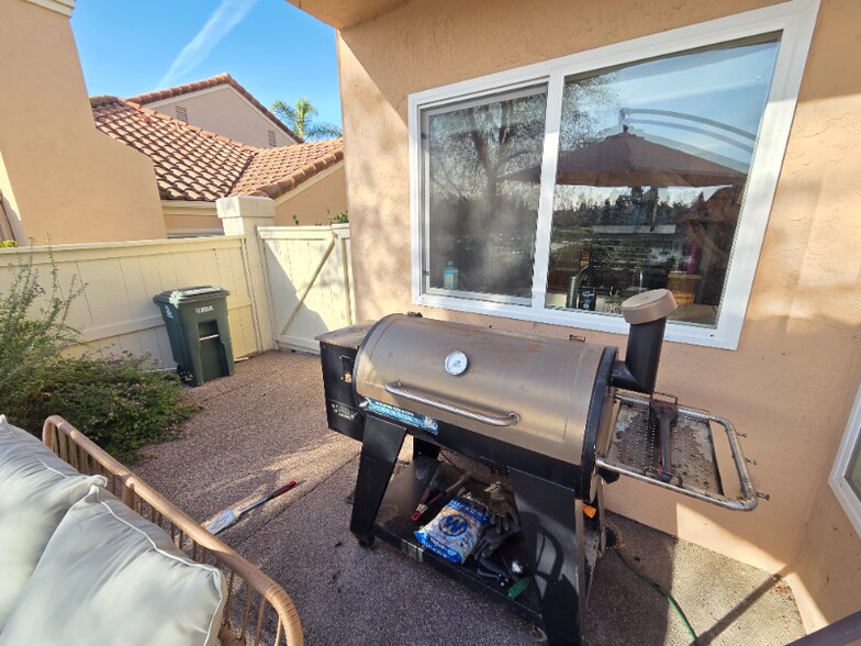 Building Photo - 740 Edgewater Dr