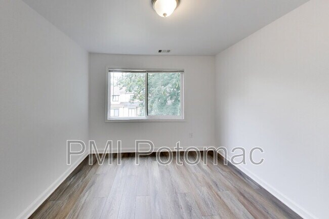 Building Photo - 9391 Chadburn Pl