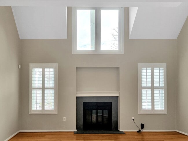 Building Photo - Recently Remodeled 3 bed 3 bath in Tuckahoe!