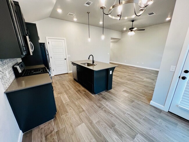 Building Photo - Beautiful 3BD 2BA Located in Edmond's Valencia NW 187th Addition!!