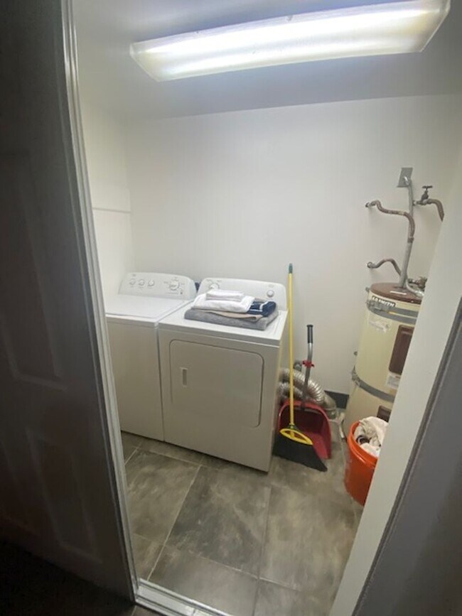 Building Photo - Fully Furnished Spacious 2 Bedroom Apartme...