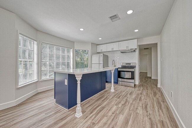 Building Photo - 5609 Denmark St