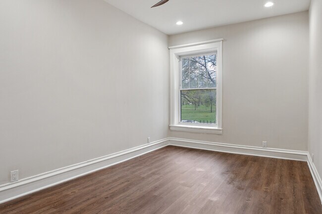 Building Photo - 660 E 51st St