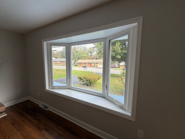 Building Photo - Beautiful Update Brick Ranch!
