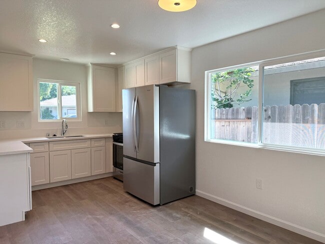Building Photo - Fully Renovated 2 bed 1 bath !!