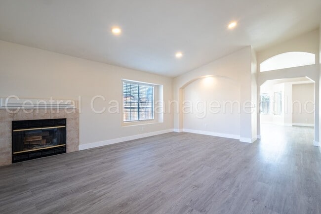 Building Photo - 3 Bedroom/2 Bath Home in the Southwest - $2295 Per Month!