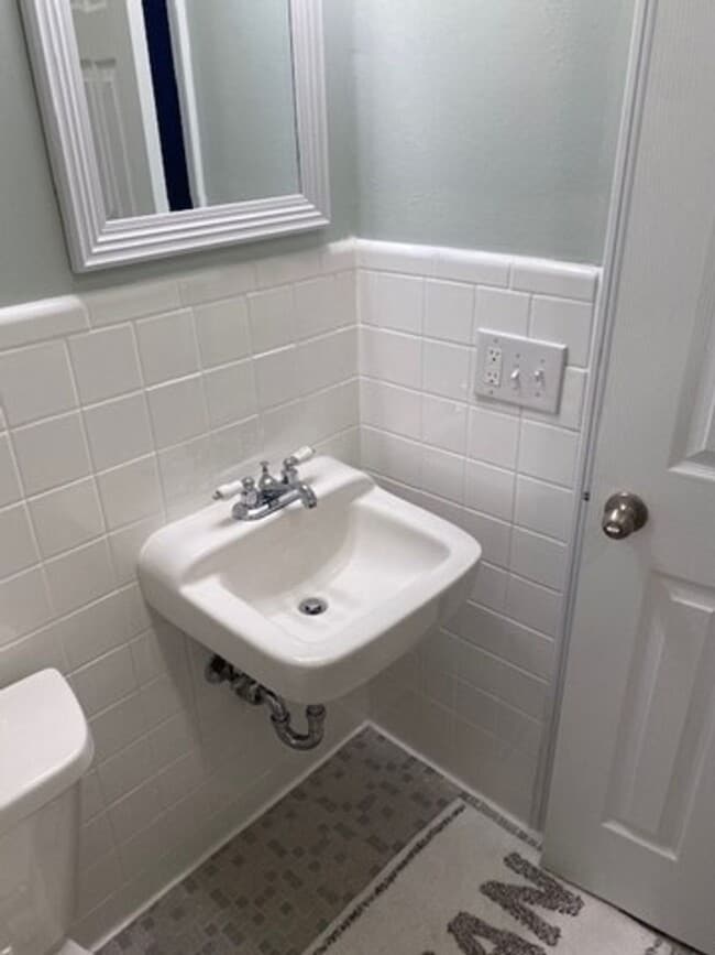 Building Photo - UPDATED 3B/1.5B Home in the Heart of Ft. Walton Beach