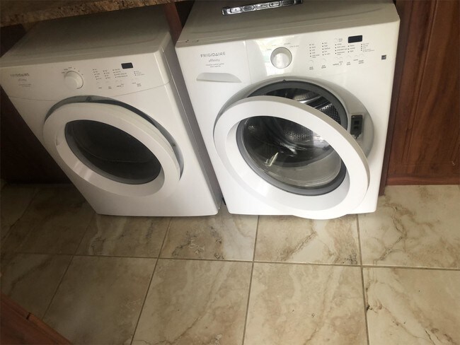 Building Photo - 5264 SW 94th Ave