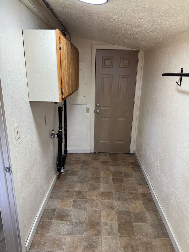 Building Photo - Freshly updated 2 bed, 1 bath house in Lowell