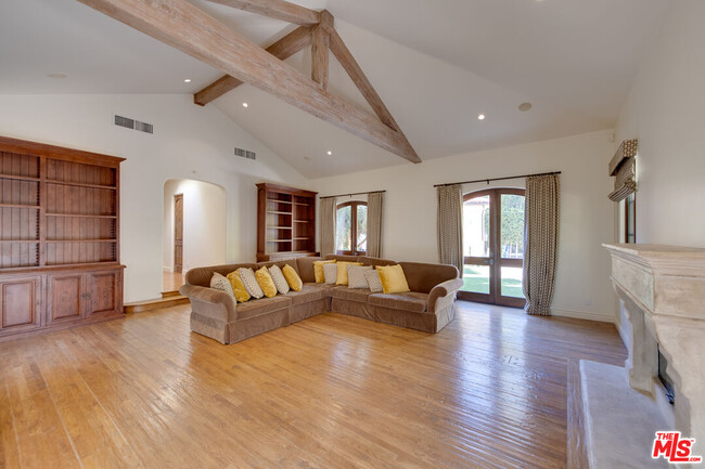 Building Photo - 9530 Hidden Valley Rd