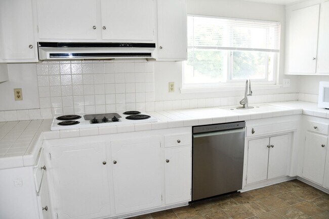 Building Photo - 522 E Collins Ave
