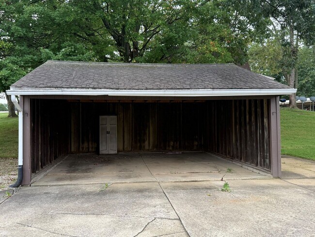 Building Photo - 2900 Thackeray Ave NW