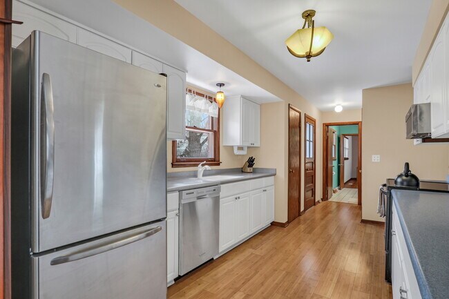 Building Photo - 826 Crestfield Ave