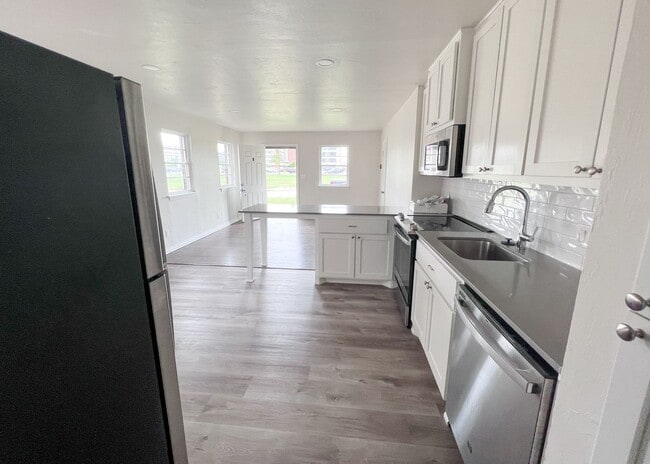 Building Photo - 221 NE 26th, Apt B