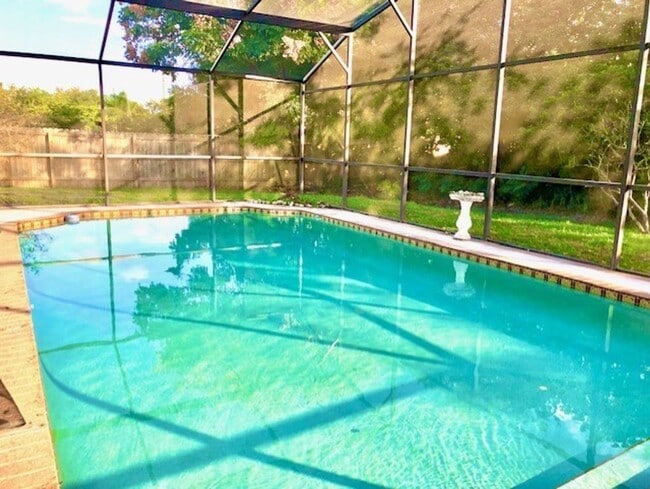 Building Photo - MOVE IN NOW! 4x3 Screened in pool home!!! ...