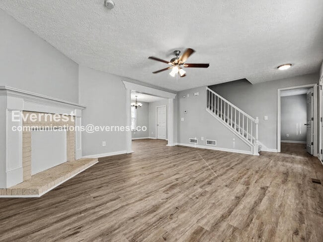 Building Photo - 3 Bed, 3 Bath with Fenced Yard & Garage / Pet-Friendly / Available Now!