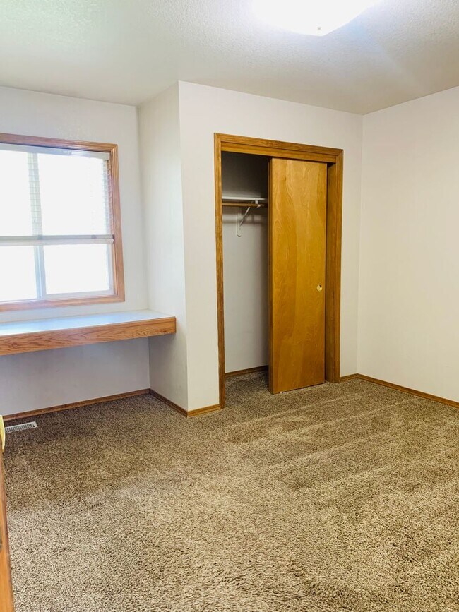 Building Photo - Great Home, Close Foothills Location