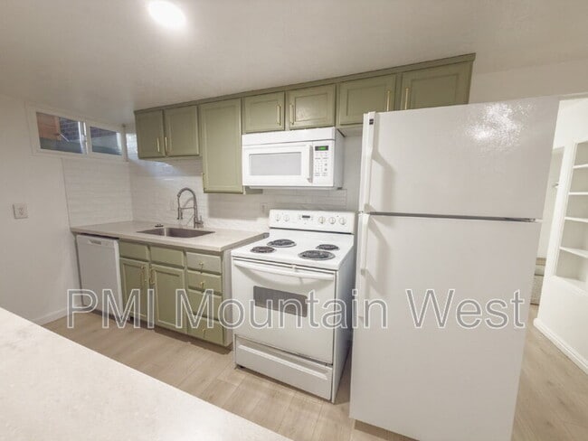 Building Photo - 872 N Main St