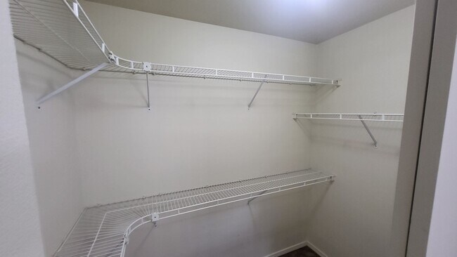Building Photo - 562 NE Negus Loop