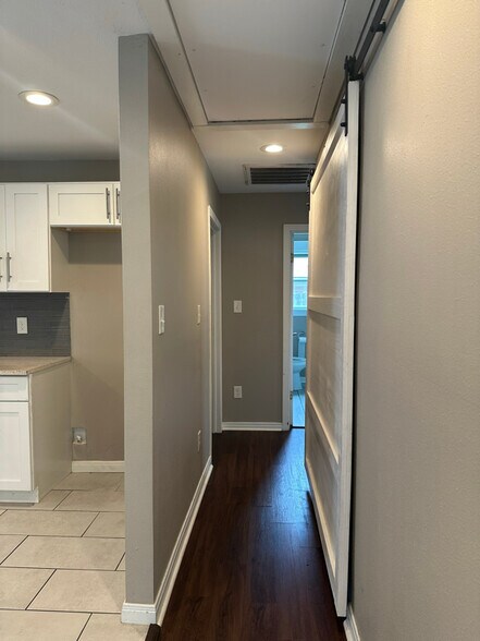 Building Photo - 313 Lovers Ln
