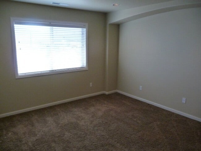 Building Photo - NW Bend 3 Bed/2.5 Bath Villa - Schaeffer D...