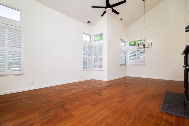 Building Photo - Stunning 2 Story, 3-Bed Home in Folsom’s Desirable Gated Community!