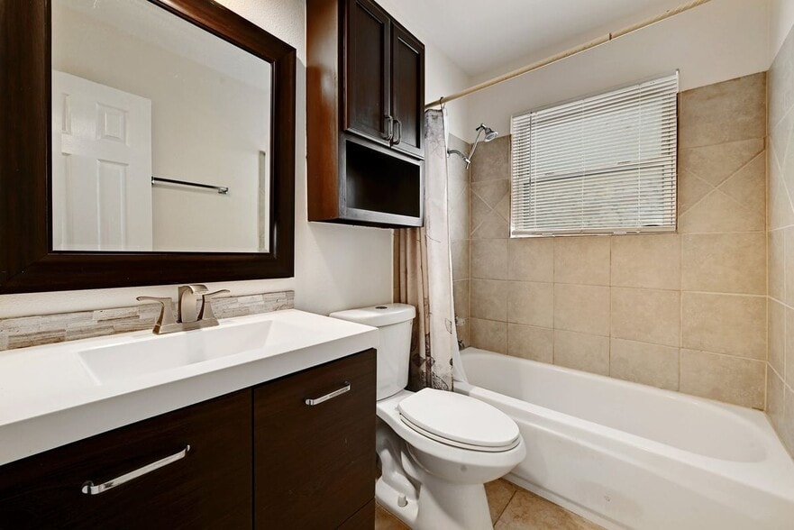 Building Photo - 509 Greenway Dr