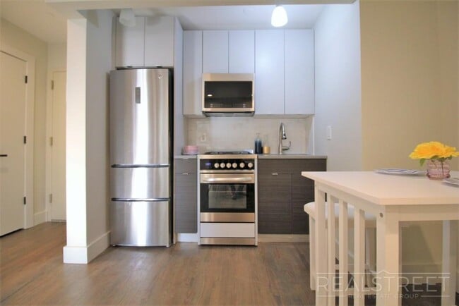 Building Photo - Stunning NEW 1 BED in PLG!
