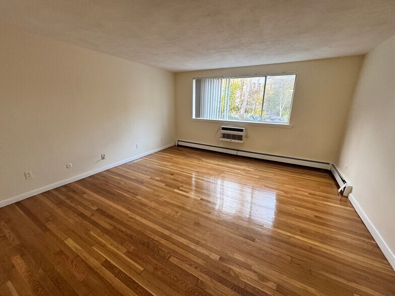 Primary Photo - 95 Gardner St