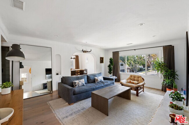 Building Photo - 502 N Sweetzer Ave