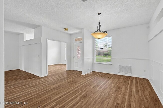 Building Photo - 8426 Country Bend Cir W